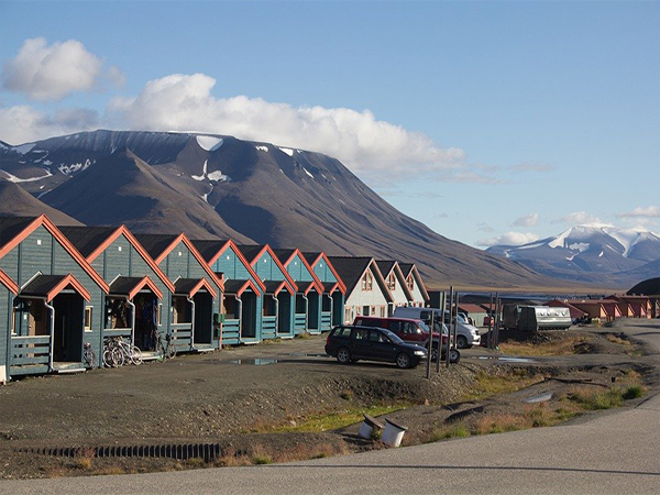 Maisons colorées de Débarquement à Svalbard