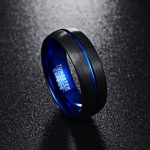 Anneau 8mm noir et bleu en carbure de tungstène avec reflets bleus et aspect titane noir brossé
