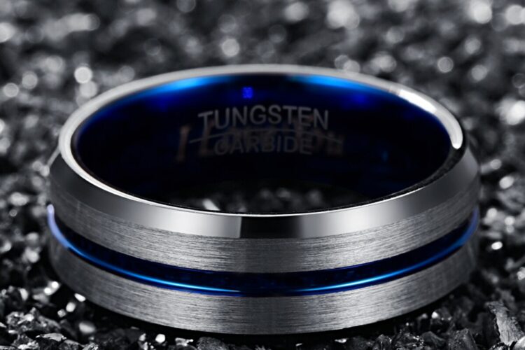 Anneau 8mm couleur argent titane et bleu en carbure de tungstene avec ligne bleu design classique