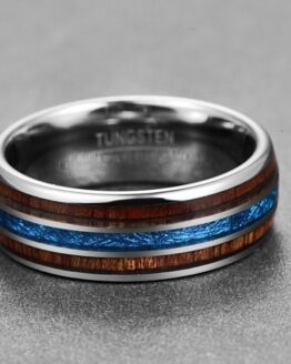 Anneau argenté en carbure de tungstène aspect titane avec fibre de carbone bleu et décoration bois en incrustation collection titanium