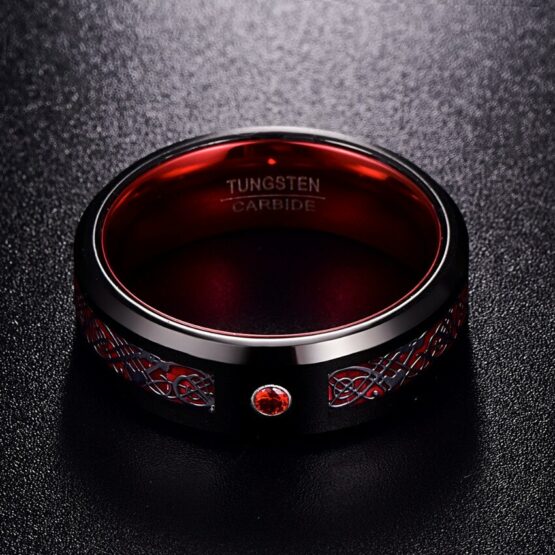 Anneau 8mm noir et rouge en carbure de tungstène couleur carbone avec motif runiques blanc incrusté collection Ruby