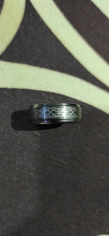 bague homme design urban rings couleur gris titane avec motifs celtiques incrustés ou gravés