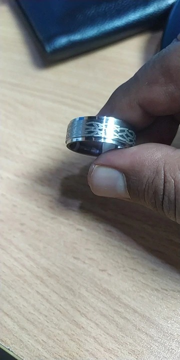 bague ou anneau design homme carbure de tungstene couleur gris titane avec motifs celtiques incrustés ou gravés