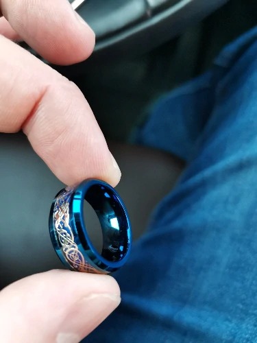 bague ou anneau homme en carbure de tungstène de couleur bleu avec motifs celtiques or et bleus
