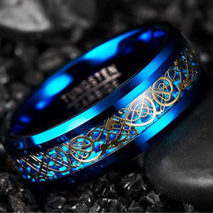 anneau bijoux homme ou bague en carbure de tungstene bleu et or avec motifs celtiques