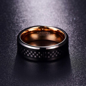 Bague homme en carbure de tungstène couleur or avec fibre de carbone noire