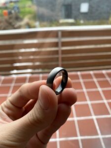 Anneau pour homme en carbure de tungstène couleur gris et noir titane carbone