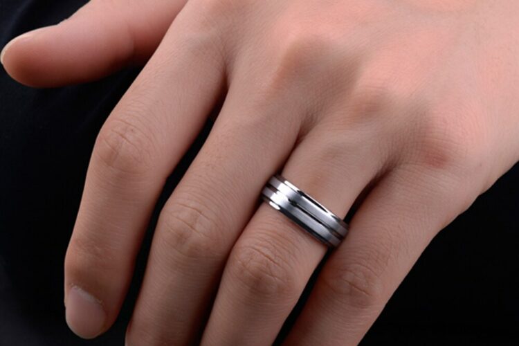 Bague en carbure de tungstène couleur titane