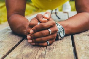 Bague homme ou femme au petit doigt signification