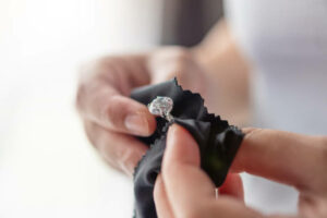 Comment bien nettoyer ses bijoux et ses bagues