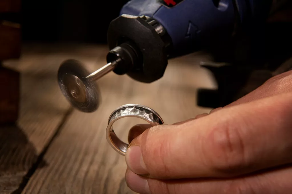 Au-delà du Diamant : Les Bagues en Carbure de Tungstène Redéfinissent le Luxe