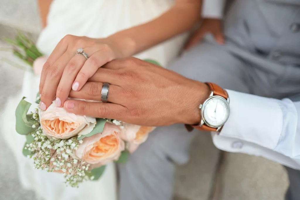 Les témoignages de couples révèlent que le choix des anneaux en carbure de tungstène symbolise leur désir d'une union durable et résistante.