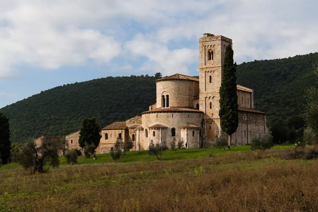L'abbaye toscane, mêlant histoire et spiritualité, se dresse majestueuse dans les collines toscanes, offrant une aura de mystère captivant