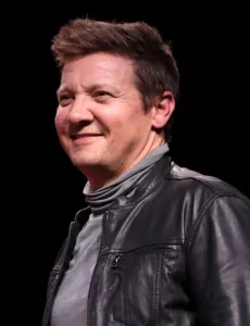 L’acteur de Marvel Jeremy Renner, connu pour son rôle de Hawkeye porte fréquemment une bague en carbure de tungstène.