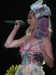 La chanteuse pop Katy Perry a été photographiée portant une bague en carbure de tungstène lors de plusieurs événements.